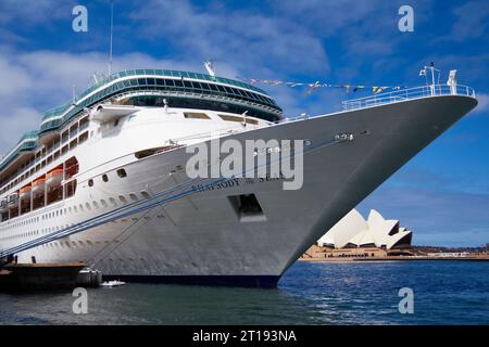 Das Kreuzfahrtschiff Bow of the Rhapsody of the Seas liegt am Circular Quay, das Sydney Opera House auf der rechten Seite. NSW, Australien. Stockfoto