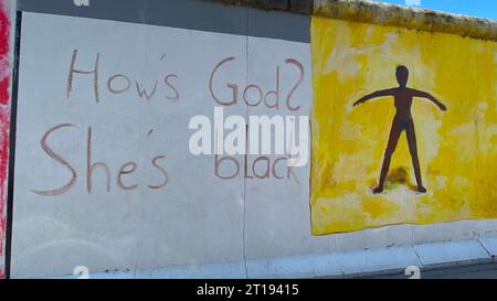 Gemälde mit dem Titel Hows God Shes schwarz von Christine Fuchs an der Berliner Mauer in Deutschland Stockfoto