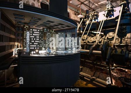 12. Oktober 2023, Saarland, Völklingen: Im Weltkulturerbe Völklingen ist ein Modell der Unterstadt aus dem Film „Metropolis“ zu sehen. Die Ausstellung "Deutscher Film - 1895 bis heute" des Weltkulturerbes in der Völklinger Hütte und der Deutschen Kinemathek Berlin eröffnet am 14. Oktober und ist bis 18. August 2024 in der Blashalle zu sehen. Foto: Oliver Dietze/dpa Stockfoto