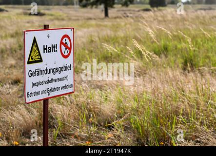 Lychen, Deutschland. Oktober 2023. Ein Schild weist auf ein gefährdetes Gebiet auf dem ehemaligen Militärübungsplatz Tangersdorf hin. Einige der Heidegebiete der Heinz-Sielmann-Stiftung sind noch nicht abgeräumt. Die Stiftung schafft derzeit die Voraussetzungen dafür, dass die Heide in den kommenden Jahren auf dem ehemaligen Militärübungsgelände wieder blühen kann und das für die Artenvielfalt wertvolle Freiland nicht nach und nach zu Wald wird. Quelle: Jens Kalaene/dpa/Alamy Live News Stockfoto