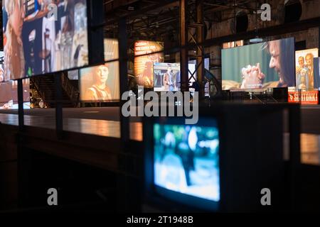 12. Oktober 2023, Saarland, Völklingen: Die Ausstellung „Deutscher Film – 1895 bis heute“ des Weltkulturerbes in der Völklinger Hütte und der Deutschen Kinothek Berlin wird am 14. Oktober eröffnet und bis zum 18. August 2024 in der Blashalle zu sehen sein. Foto: Oliver Dietze/dpa Stockfoto