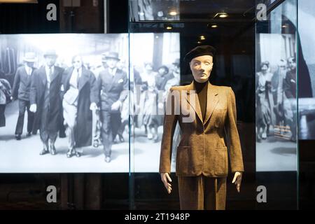 12. Oktober 2023, Saarland, Völklingen: Ein Männeranzug von Marlen Dietrich ist im Weltkulturerbe Völklingen zu sehen. Die Ausstellung "Deutscher Film - 1895 bis heute" des Weltkulturerbes in der Völklinger Hütte und der Deutschen Kinemathek Berlin eröffnet am 14. Oktober und ist bis 18. August 2024 in der Blashalle zu sehen. Foto: Oliver Dietze/dpa Stockfoto