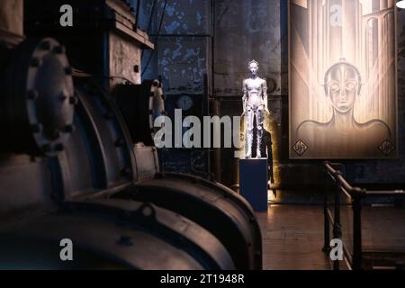 12. Oktober 2023, Saarland, Völklingen: Eine Nachbildung des Modells der Maschinellen Maria aus dem Film „Metropolis“ ist im Weltkulturerbe der Völklinger Hütte zu sehen. Die Ausstellung "Deutscher Film - 1895 bis heute" des Weltkulturerbes in der Völklinger Hütte und der Deutschen Kinemathek Berlin eröffnet am 14. Oktober und ist bis 18. August 2024 in der Blashalle zu sehen. Foto: Oliver Dietze/dpa Stockfoto