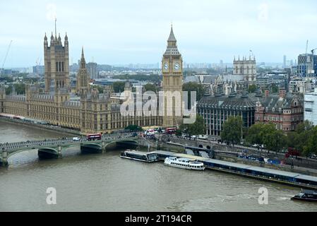 Mit 135 m ist das London Eye das größte auskragende Beobachtungsrad der Welt. Es wurde von Marks Barfield Architects entworfen und entworfen und 2000 ins Leben gerufen. Es hat über 85 Auszeichnungen für nationalen und internationalen Tourismus, herausragende architektonische Qualität und Ingenieurleistungen gewonnen. Tatsächlich ist es die beliebteste bezahlte Attraktion Großbritanniens geworden. Stockfoto