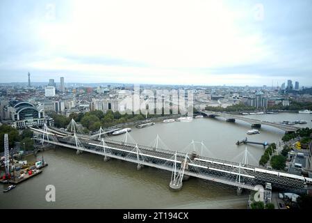 Mit 135 m ist das London Eye das größte auskragende Beobachtungsrad der Welt. Es wurde von Marks Barfield Architects entworfen und entworfen und 2000 ins Leben gerufen. Es hat über 85 Auszeichnungen für nationalen und internationalen Tourismus, herausragende architektonische Qualität und Ingenieurleistungen gewonnen. Tatsächlich ist es die beliebteste bezahlte Attraktion Großbritanniens geworden. Stockfoto