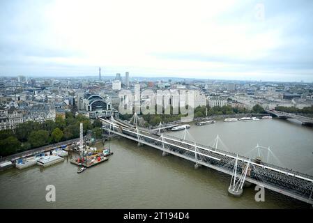 Mit 135 m ist das London Eye das größte auskragende Beobachtungsrad der Welt. Es wurde von Marks Barfield Architects entworfen und entworfen und 2000 ins Leben gerufen. Es hat über 85 Auszeichnungen für nationalen und internationalen Tourismus, herausragende architektonische Qualität und Ingenieurleistungen gewonnen. Tatsächlich ist es die beliebteste bezahlte Attraktion Großbritanniens geworden. Stockfoto