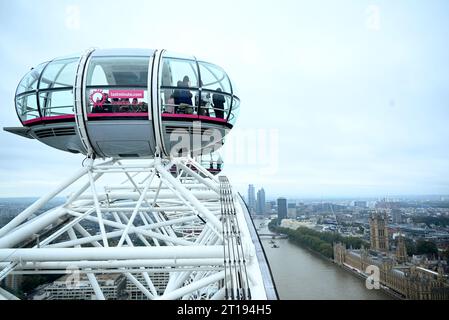 Mit 135 m ist das London Eye das größte auskragende Beobachtungsrad der Welt. Es wurde von Marks Barfield Architects entworfen und entworfen und 2000 ins Leben gerufen. Es hat über 85 Auszeichnungen für nationalen und internationalen Tourismus, herausragende architektonische Qualität und Ingenieurleistungen gewonnen. Tatsächlich ist es die beliebteste bezahlte Attraktion Großbritanniens geworden. Stockfoto