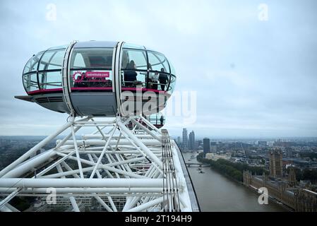 Mit 135 m ist das London Eye das größte auskragende Beobachtungsrad der Welt. Es wurde von Marks Barfield Architects entworfen und entworfen und 2000 ins Leben gerufen. Es hat über 85 Auszeichnungen für nationalen und internationalen Tourismus, herausragende architektonische Qualität und Ingenieurleistungen gewonnen. Tatsächlich ist es die beliebteste bezahlte Attraktion Großbritanniens geworden. Stockfoto