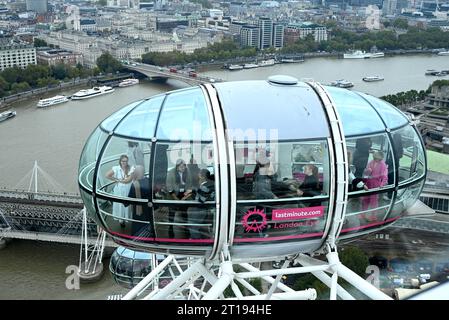 Mit 135 m ist das London Eye das größte auskragende Beobachtungsrad der Welt. Es wurde von Marks Barfield Architects entworfen und entworfen und 2000 ins Leben gerufen. Es hat über 85 Auszeichnungen für nationalen und internationalen Tourismus, herausragende architektonische Qualität und Ingenieurleistungen gewonnen. Tatsächlich ist es die beliebteste bezahlte Attraktion Großbritanniens geworden. Stockfoto