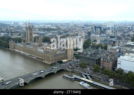 Mit 135 m ist das London Eye das größte auskragende Beobachtungsrad der Welt. Es wurde von Marks Barfield Architects entworfen und entworfen und 2000 ins Leben gerufen. Es hat über 85 Auszeichnungen für nationalen und internationalen Tourismus, herausragende architektonische Qualität und Ingenieurleistungen gewonnen. Tatsächlich ist es die beliebteste bezahlte Attraktion Großbritanniens geworden. Stockfoto