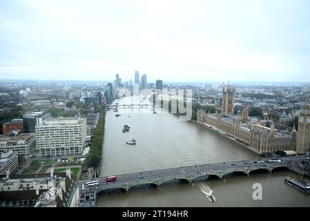 Mit 135 m ist das London Eye das größte auskragende Beobachtungsrad der Welt. Es wurde von Marks Barfield Architects entworfen und entworfen und 2000 ins Leben gerufen. Es hat über 85 Auszeichnungen für nationalen und internationalen Tourismus, herausragende architektonische Qualität und Ingenieurleistungen gewonnen. Tatsächlich ist es die beliebteste bezahlte Attraktion Großbritanniens geworden. Stockfoto