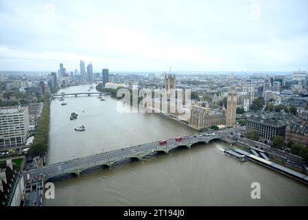 Mit 135 m ist das London Eye das größte auskragende Beobachtungsrad der Welt. Es wurde von Marks Barfield Architects entworfen und entworfen und 2000 ins Leben gerufen. Es hat über 85 Auszeichnungen für nationalen und internationalen Tourismus, herausragende architektonische Qualität und Ingenieurleistungen gewonnen. Tatsächlich ist es die beliebteste bezahlte Attraktion Großbritanniens geworden. Stockfoto