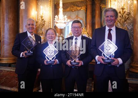 (Von links nach rechts) Professor Andrew Blakers, Dr. Aihua Wang, Dr. Jianhua Zhao und Professor Martin Green, Gewinner des Queen Elizabeth Prize for Engineering 2023, für die Erfindung und Entwicklung der Solarphotovoltaik-Technologie mit passiviertem Emitter und rückwärtiger Zelle (PERC), was das jüngste exponentielle Wachstum von Hochleistungs- und preiswertem Solarstrom untermauert hat, mit den Auszeichnungen, die ihnen König Karl III. während eines Empfangs für den Queen Elizabeth Prize for Engineering 2022 und 2023 im Buckingham Palace in London verliehen hat. Bilddatum: Donnerstag, 12. Oktober 2023. Stockfoto