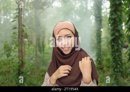 Porträt einer schönen Frau mit Kopftuch im Wald Stockfoto