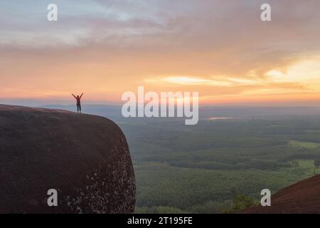 Ferne Rückansicht einer Frau, die auf einem Felsen steht, Thailand Stockfoto