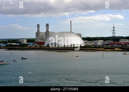 Die hochmoderne Kuppel der Marchwood Energy Recovery Facility ist von einem Schiff, das die Southampton Docks verlässt, sehr gut zu schätzen. Stockfoto