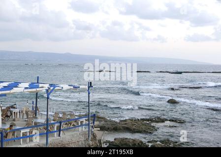 Das Meer vor Tyr (Sour), Südlibanon, 11. Oktober 2023. Ganz rechts ist die See- und Landgrenze zwischen dem Libanon und Israel zu sehen, die der Stadt Naqoura entspricht. (Foto: Elisa Gestri/SIPA USA) Stockfoto