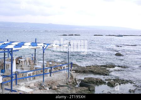 Das Meer vor Tyr (Sour), Südlibanon, 11. Oktober 2023. Ganz rechts ist die See- und Landgrenze zwischen dem Libanon und Israel zu sehen, die der Stadt Naqoura entspricht. (Foto: Elisa Gestri/SIPA USA) Stockfoto