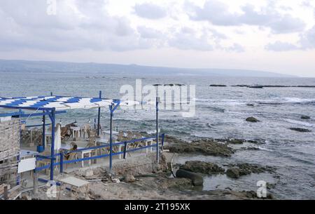 Das Meer vor Tyr (Sour), Südlibanon, 11. Oktober 2023. Ganz rechts ist die See- und Landgrenze zwischen dem Libanon und Israel zu sehen, die der Stadt Naqoura entspricht. (Foto: Elisa Gestri/SIPA USA) Stockfoto