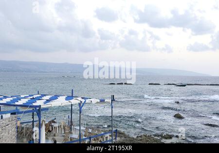 Das Meer vor Tyr (Sour), Südlibanon, 11. Oktober 2023. Ganz rechts ist die See- und Landgrenze zwischen dem Libanon und Israel zu sehen, die der Stadt Naqoura entspricht. (Foto: Elisa Gestri/SIPA USA) Stockfoto