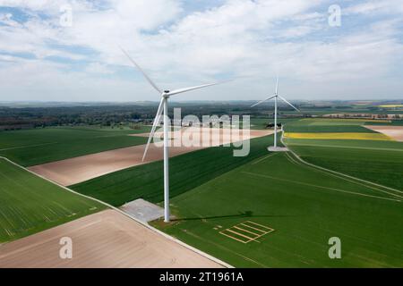 CHIVRES-EN-LAONNOIS, FRANKREICH - Mai 2023 : Luftaufnahme eines Windturbinenfeldes, Windpark. Stockfoto