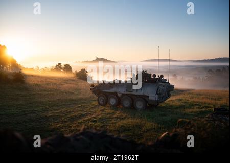 Hohenfels, Deutschland . 12. September 2023. Soldaten der US-Armee mit dem 2. Kavallerie-Regiment-Vormarsch stehen in einem Stryker-Panzerfahrzeug während der Saber Junction 23 im Joint Multinational Readiness Center am 12. September 2023 in der Nähe von Hohenfels zur Wache. Quelle: SPC. Donovon Lynch/U.S. Army/Alamy Live News Stockfoto