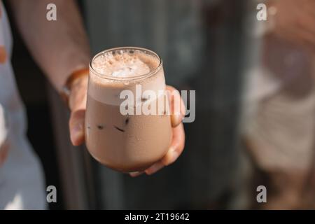 Nahaufnahme der Hand eines Mannes, der einen Mokkakaffee hält Stockfoto