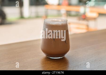 Mokkakaffee auf einem Holztisch am Fenster in einem Café Stockfoto