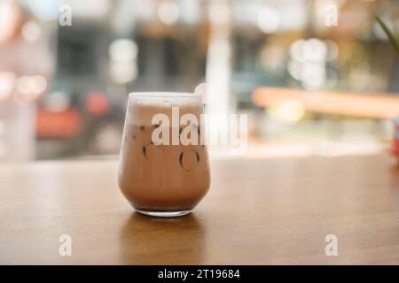 Mokkakaffee auf einem Holztisch am Fenster in einem Café Stockfoto