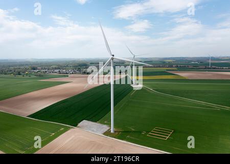 CHIVRES-EN-LAONNOIS, FRANKREICH - Mai 2023 : Luftaufnahme eines Windturbinenfeldes, Windpark. Stockfoto