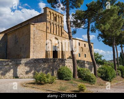 Die Pfarrkirche Santa Maria Assunta in Chianni, Gambassi Terme entlang der Via Francigena. Toskana, Italien Stockfoto