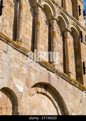 Die Pfarrkirche Santa Maria Assunta in Chianni, Gambassi Terme entlang der Via Francigena. Toskana, Italien Stockfoto