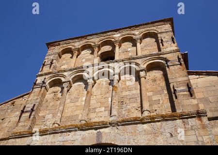 Die Pfarrkirche Santa Maria Assunta in Chianni, Gambassi Terme entlang der Via Francigena. Toskana, Italien Stockfoto