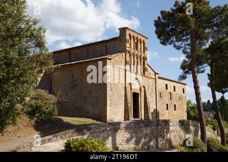 Die Pfarrkirche Santa Maria Assunta in Chianni, Gambassi Terme entlang der Via Francigena. Toskana, Italien Stockfoto