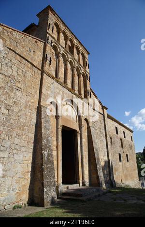 Die Pfarrkirche Santa Maria Assunta in Chianni, Gambassi Terme entlang der Via Francigena. Toskana, Italien Stockfoto