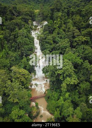 Luftaufnahme der Kuang Si Falls (Tat Kuang Si) in der Nähe von Luang Prabang, Laos Stockfoto