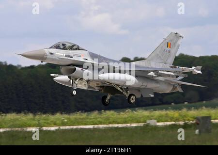 Ein Kampfflugzeug der belgischen Luftwaffe vom Typ Lockheed Martin F-16 Fighting Falcon bei der Landung in Florennes während des TLP Tactical Leadership Program am 19. Mai 2009. Ein Kampfflugzeug der belgischen Luftwaffe vom Typ Lockheed Martin F-16 Fighting Falcon bei der Landung in Florennes während des TLP Tactical Leadership Program am 19. Mai 2009. Florennes Belgien *** Ein belgisches Luftwaffenflugzeug Lockheed Martin F 16, das während des TLP Tactical Leadership Program am 19. Mai 2009 in Florennes landete Stockfoto