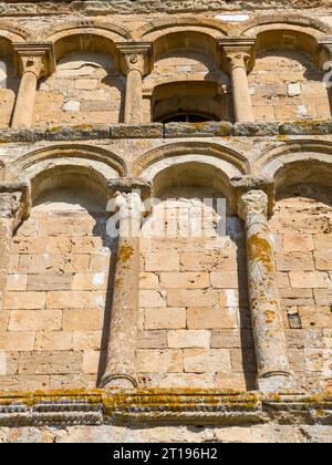 Die Pfarrkirche Santa Maria Assunta in Chianni, Gambassi Terme entlang der Via Francigena. Toskana, Italien Stockfoto