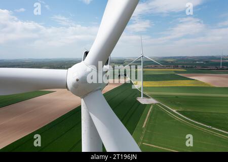 CHIVRES-EN-LAONNOIS, FRANKREICH - Mai 2023 : Luftaufnahme eines Windturbinenfeldes, Windpark. Stockfoto