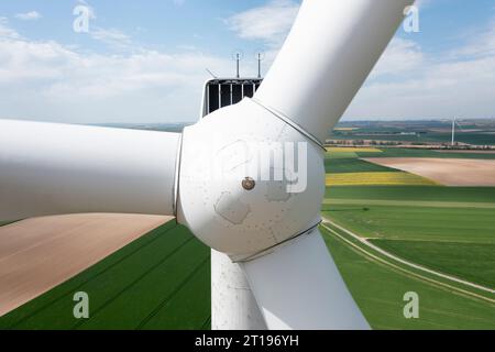 CHIVRES-EN-LAONNOIS, FRANKREICH - Mai 2023 : Nahaufnahme einer Windkraftanlage, Luftaufnahme Stockfoto