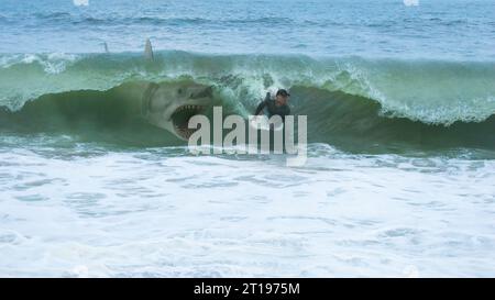 Ein großer weißer Hai wird einen Mann auf einem Bodyboard angreifen Stockfoto