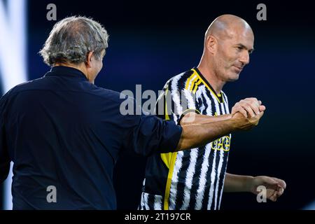 Zinedine Zidane schüttelt Michel Platini bei der „Together, A Black & White Show“, einer Veranstaltung, die vom FC Juventus im Rahmen der Feierlichkeiten zum 100-jährigen Bestehen der Familie Agnelli als Präsident des Vereins organisiert wurde. Stockfoto