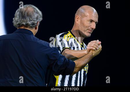 Zinedine Zidane schüttelt Michel Platini bei der „Together, A Black & White Show“, einer Veranstaltung, die vom FC Juventus im Rahmen der Feierlichkeiten zum 100-jährigen Bestehen der Familie Agnelli als Präsident des Vereins organisiert wurde. Stockfoto