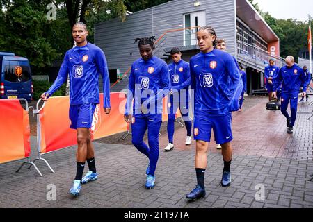 Zeist, Niederlande. Oktober 2023. ZEIST, NIEDERLANDE - 12. OKTOBER: Calvin Stengs aus den Niederlanden, Jeremie Frimpong aus den Niederlanden und Xavi Simons aus den Niederlanden während eines Trainings der niederländischen Fußballmannschaft der Herren auf dem KNVB Campus am 12. Oktober 2023 in Zeist, Niederlande (Foto: Rene Nijhuis/Orange Pictures) Credit: Orange Pics BV/Alamy Live News Stockfoto