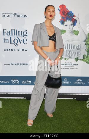 Anh Phoenix - Weltpremiere der Grand Show FALLING IN LOVE im Friedrichstadt-Palast Berlin am 11.10.2023. Premiere - Grand Show FALLING IN LOVE *** Anh Phoenix World Premiere Grand Show FALLING IN LOVE im Friedrichstadt Palast Berlin am 11 10 2023 Premiere Grand Show FALLING IN LOVE Stockfoto