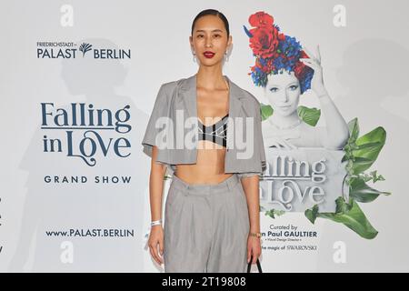 Anh Phoenix - Weltpremiere der Grand Show FALLING IN LOVE im Friedrichstadt-Palast Berlin am 11.10.2023. Premiere - Grand Show FALLING IN LOVE *** Anh Phoenix World Premiere Grand Show FALLING IN LOVE im Friedrichstadt Palast Berlin am 11 10 2023 Premiere Grand Show FALLING IN LOVE Stockfoto