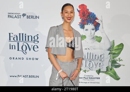 Anh Phoenix - Weltpremiere der Grand Show FALLING IN LOVE im Friedrichstadt-Palast Berlin am 11.10.2023. Premiere - Grand Show FALLING IN LOVE *** Anh Phoenix World Premiere Grand Show FALLING IN LOVE im Friedrichstadt Palast Berlin am 11 10 2023 Premiere Grand Show FALLING IN LOVE Stockfoto