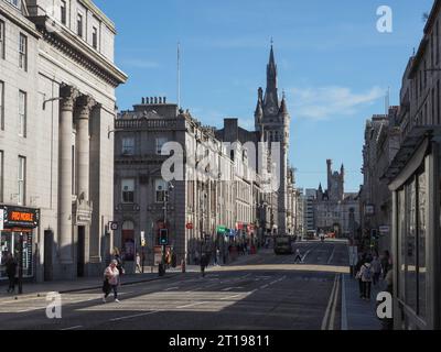 ABERDEEN, Großbritannien - 14. SEPTEMBER 2023: People in Union Street Stockfoto