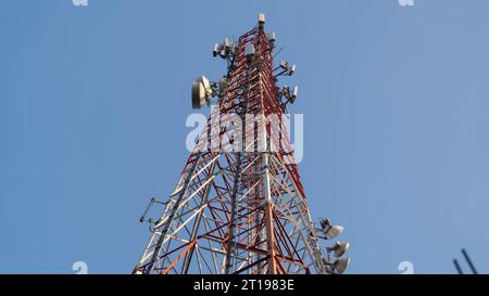 Pinrang Indonesia, 13. Oktober 2023: Tower (BTS) Indosat Internet Provider, Netzwerk-Tool Indosat Property, Pinrang Indonesia Stockfoto
