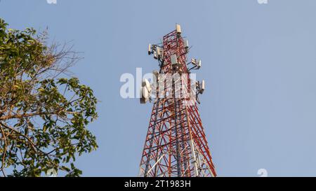 Pinrang Indonesia, 13. Oktober 2023: Tower (BTS) Indosat Internet Provider, Netzwerk-Tool Indosat Property, Pinrang Indonesia Stockfoto